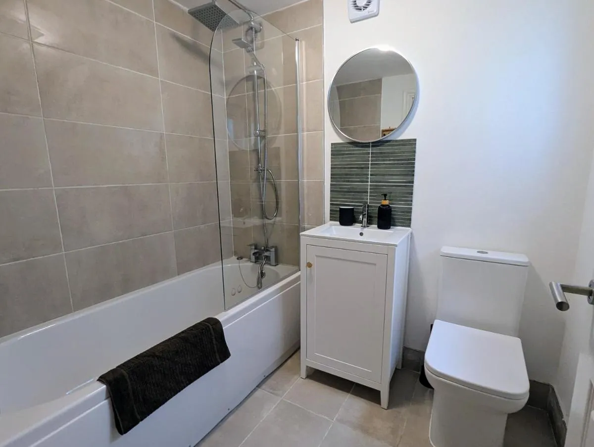 Image 4 of 2 Bedroom House with Garden and Free Parking -10 min to London Bridge and near Lewisham Hospital