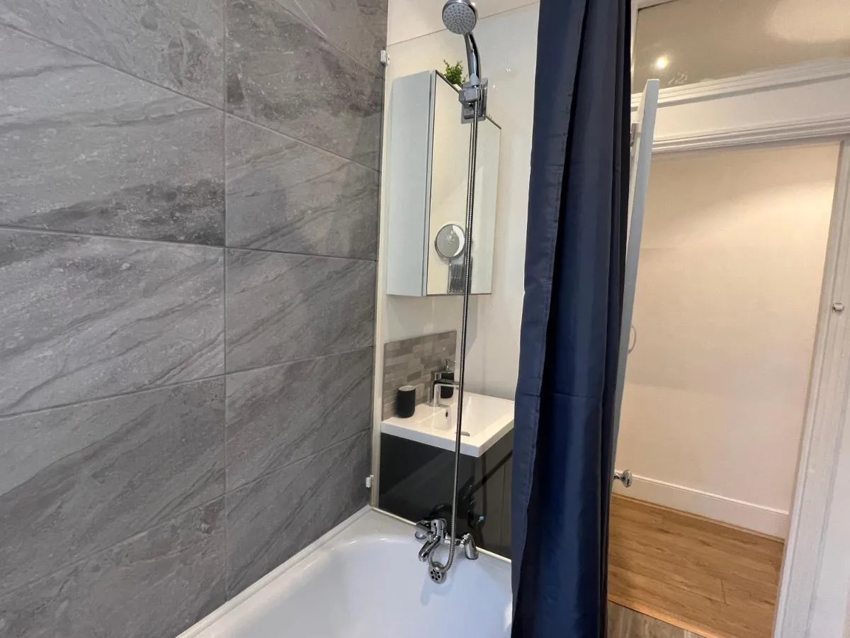 Image 3 of 2 Bedroom flat 10 min walk to tube