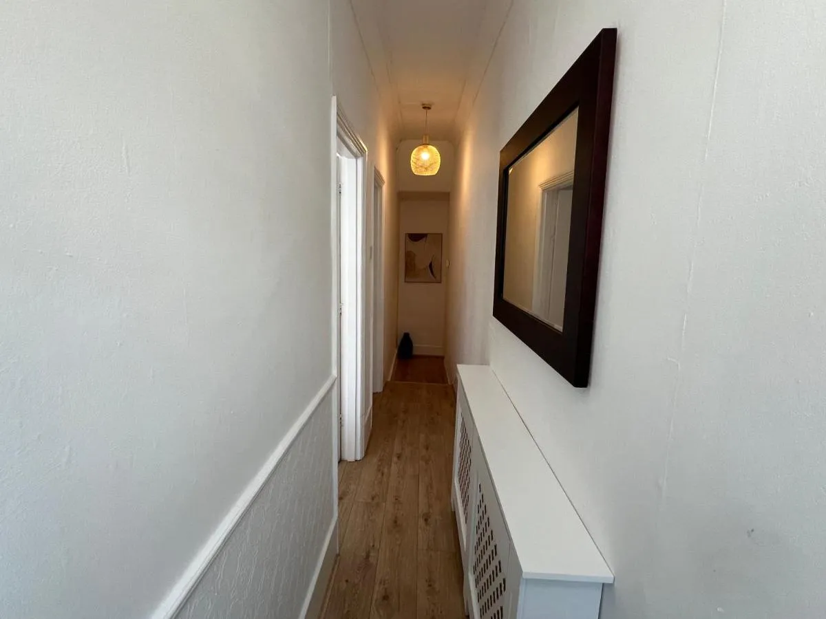 Image 5 of 2 Bedroom flat 10 min walk to tube