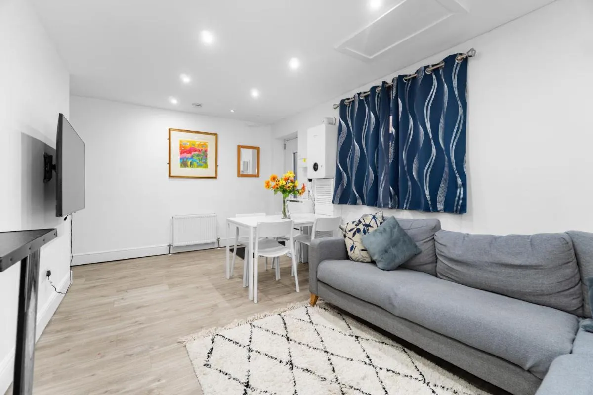 Image 5 of 2 Bedroom house,BrownhillRd SE6