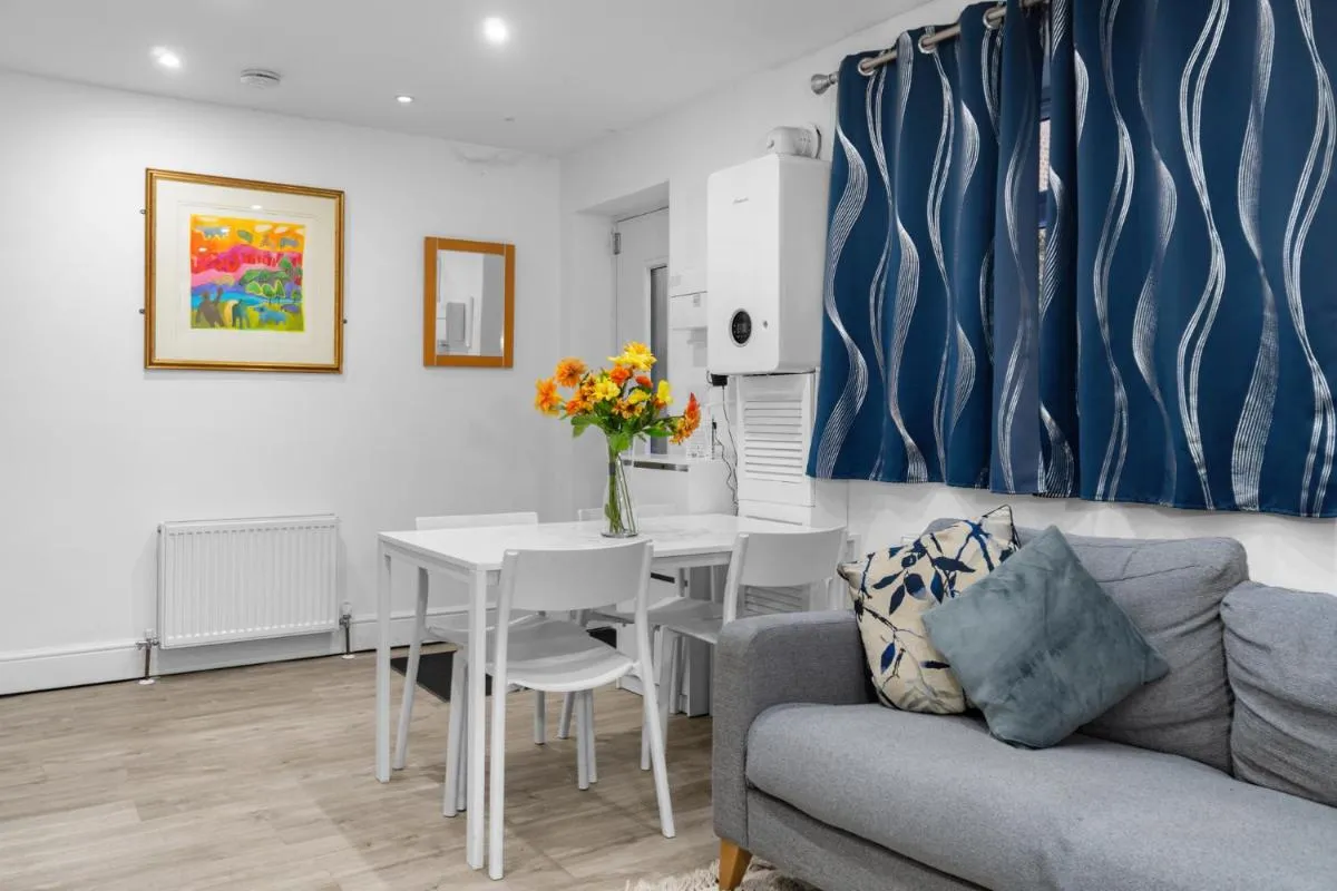 Image 4 of 2 Bedroom house,BrownhillRd SE6