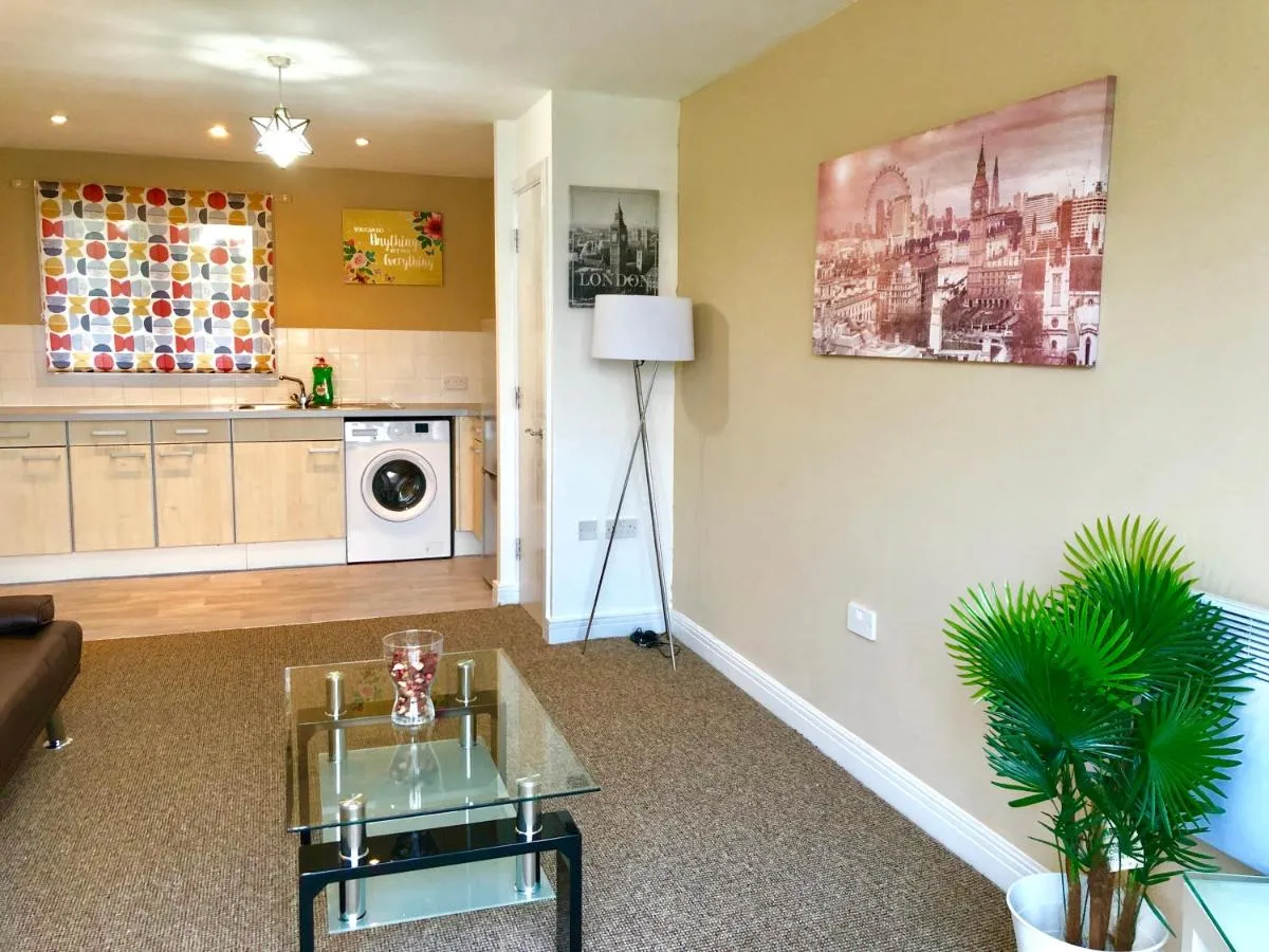 Image 4 of 2 Bedrooms Modern Apartment, Lounge, Full Kitchen, Balcony, 5 minutes Stratford Station