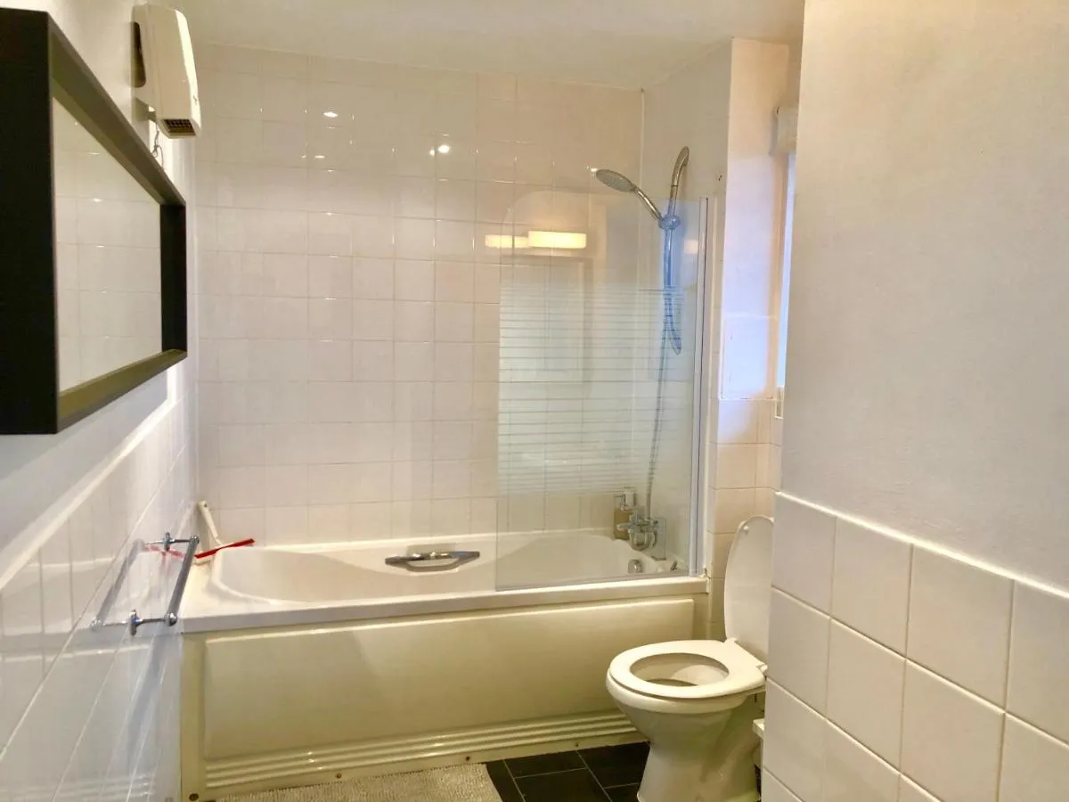 Image 3 of 2 Bedrooms Modern Apartment, Lounge, Full Kitchen, Balcony, 5 minutes Stratford Station