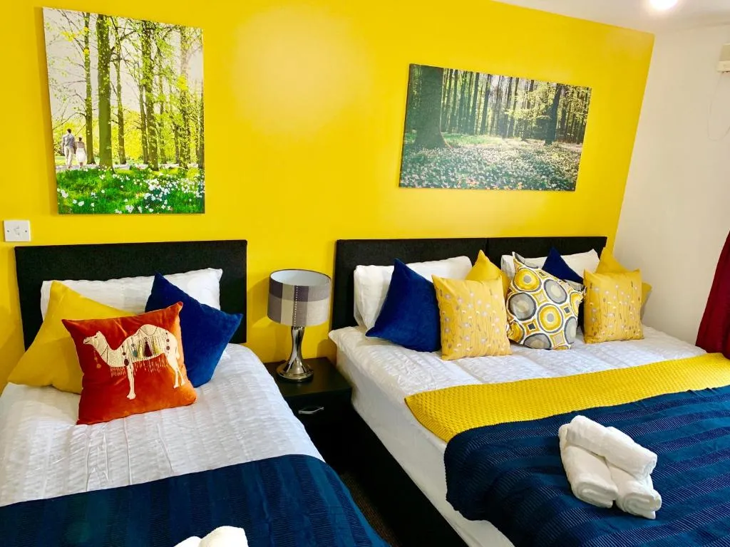 Image 1 of 2 Bedrooms Modern Apartment, Lounge, Full Kitchen, Balcony, 5 minutes Stratford Station