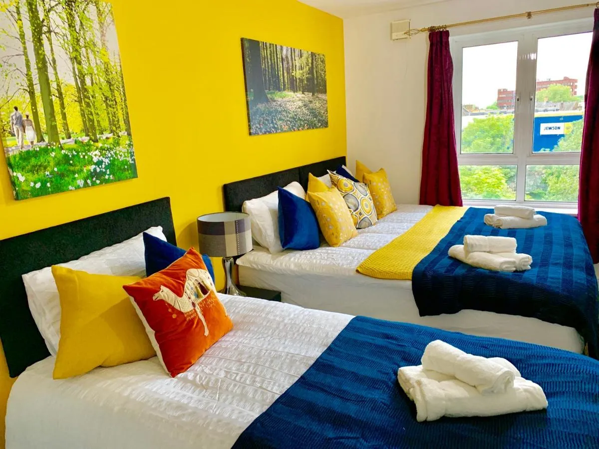 Image 2 of 2 Bedrooms Modern Apartment, Lounge, Full Kitchen, Balcony, 5 minutes Stratford Station