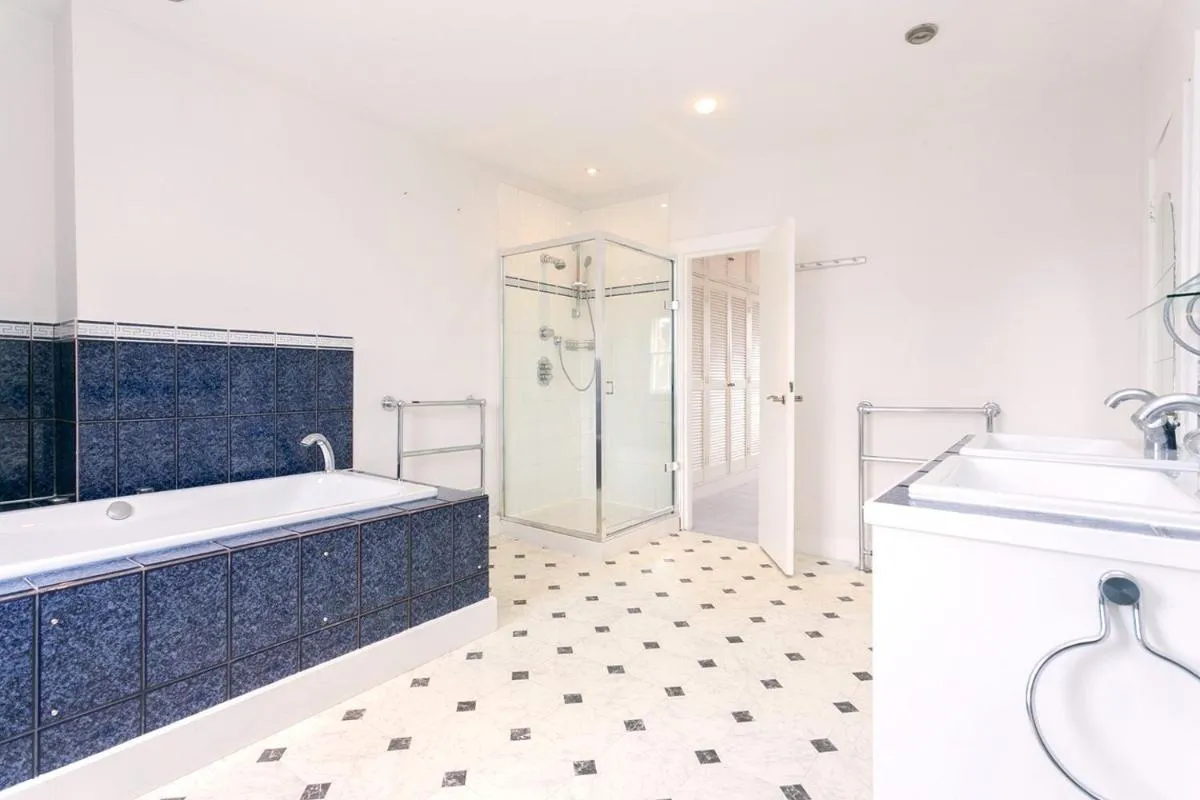 Image 3 of 2 Bedrooms Plus Spacious Lounge Delightful Apartments by Kensington & Chelsea Desirable Locations SW