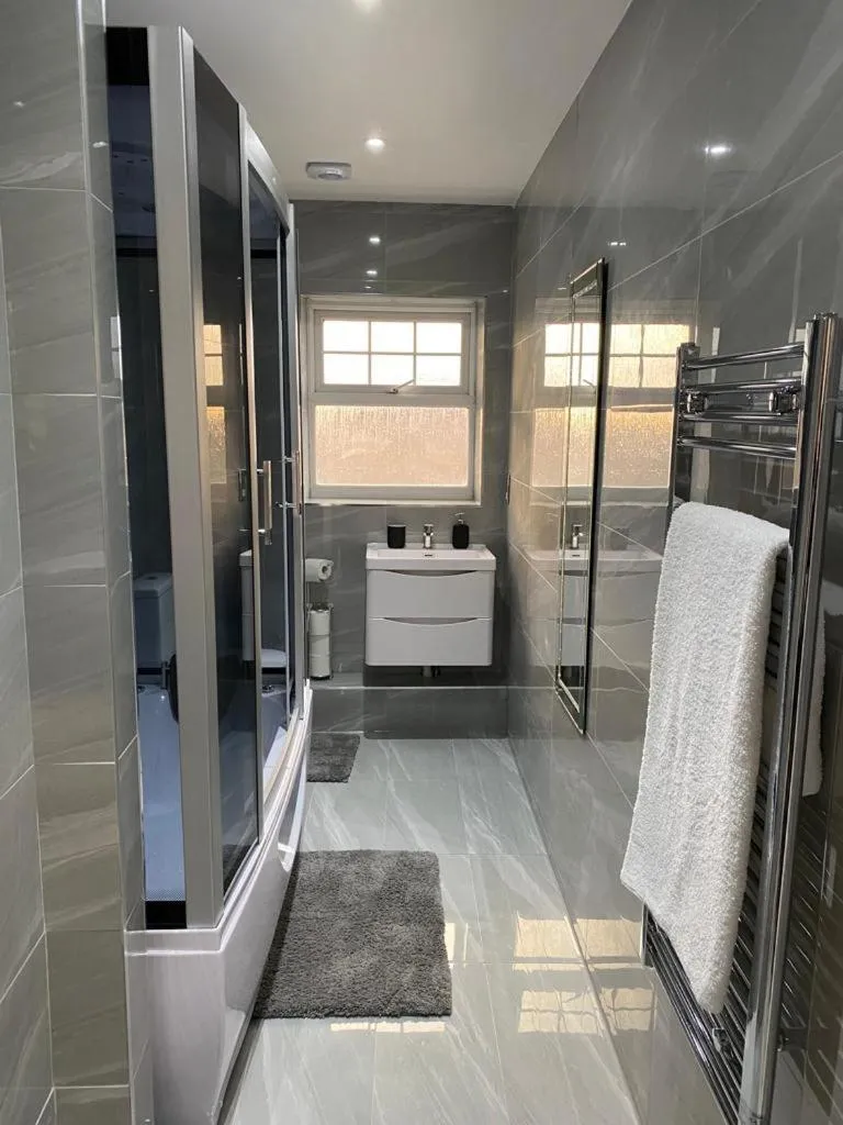 Image 5 of 2 Double Bedroom Apartment in Edgware, London