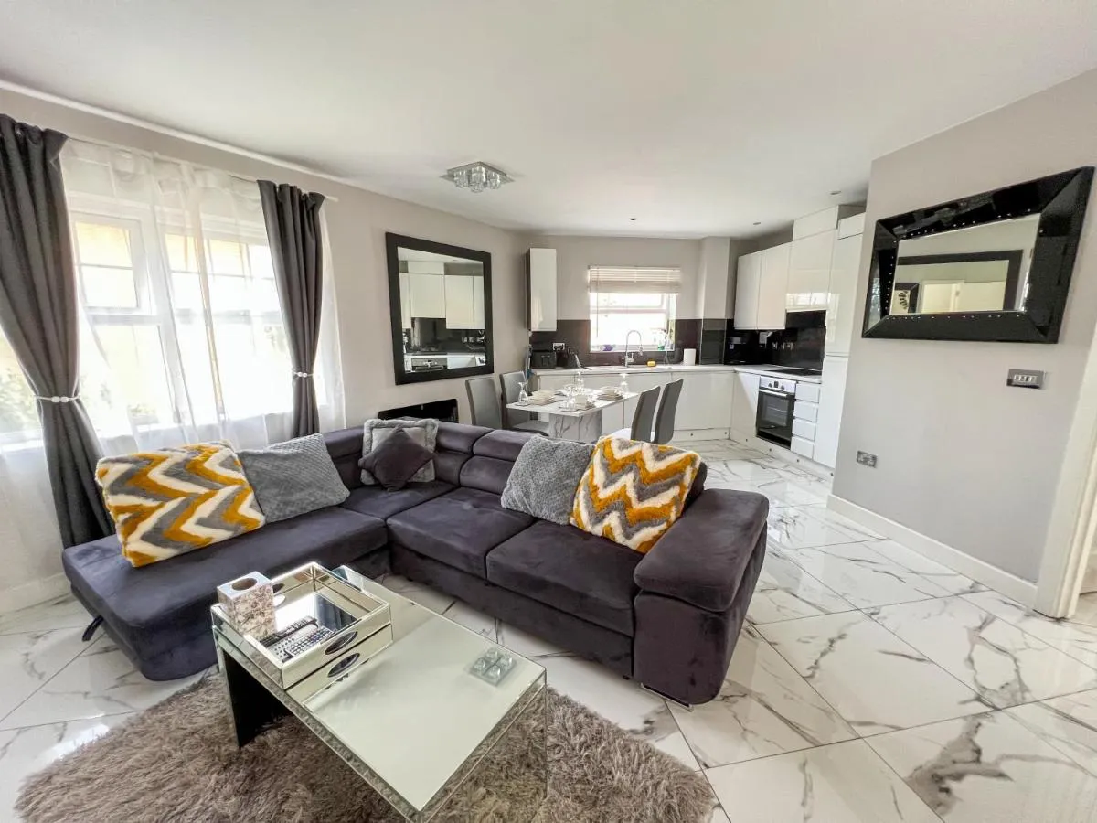 Image 3 of 2 Double Bedroom Apartment in Edgware, London