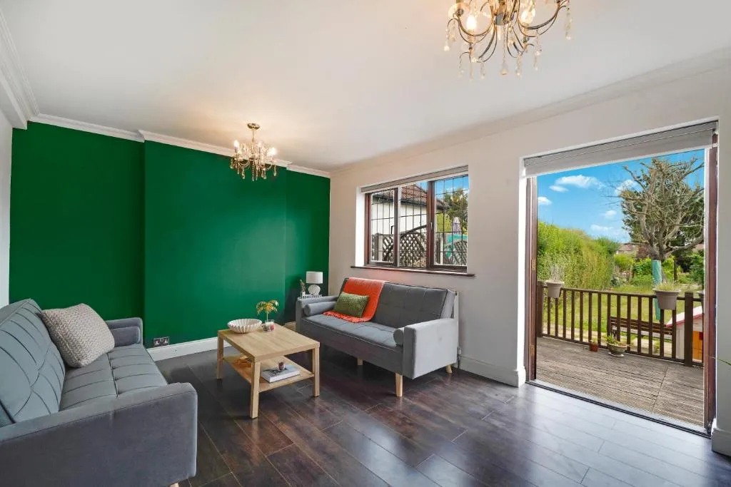 2 King 4 Singles 2 Sofa Beds Driveway Parking x 3 Private Garden Decking
