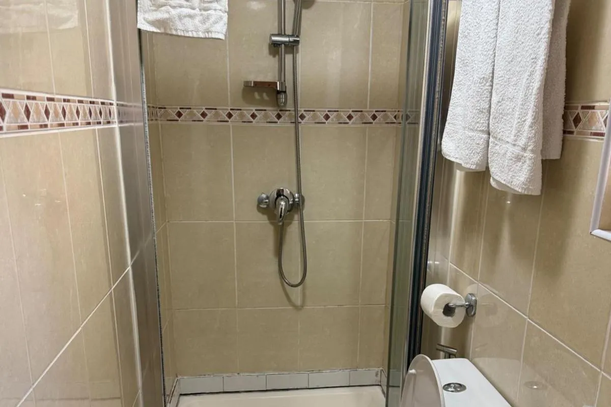 Image 3 of 2 bed-Sleeps 4-Private Patio-Pets-Near Heathrow