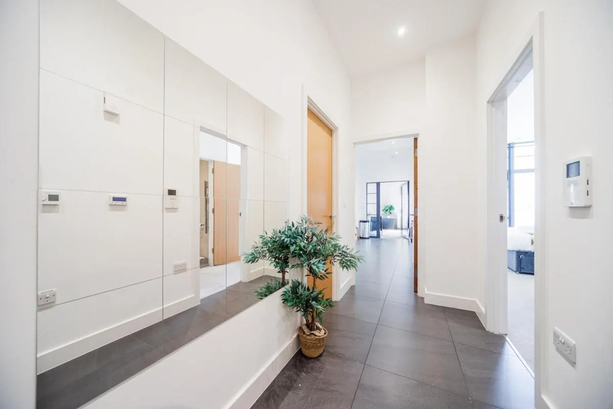 Image 3 of 2 bed O2-Canary Wharf-Excel- in 30 mins London boat ride – 30 Mins Contractors-Families-Corporate people- Wifi 500mb-Flex CheckIn-Shops-Train Station