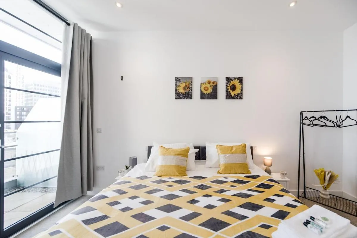 Image 2 of 2 bed O2-Canary Wharf-Excel- in 30 mins London boat ride – 30 Mins Contractors-Families-Corporate people- Wifi 500mb-Flex CheckIn-Shops-Train Station