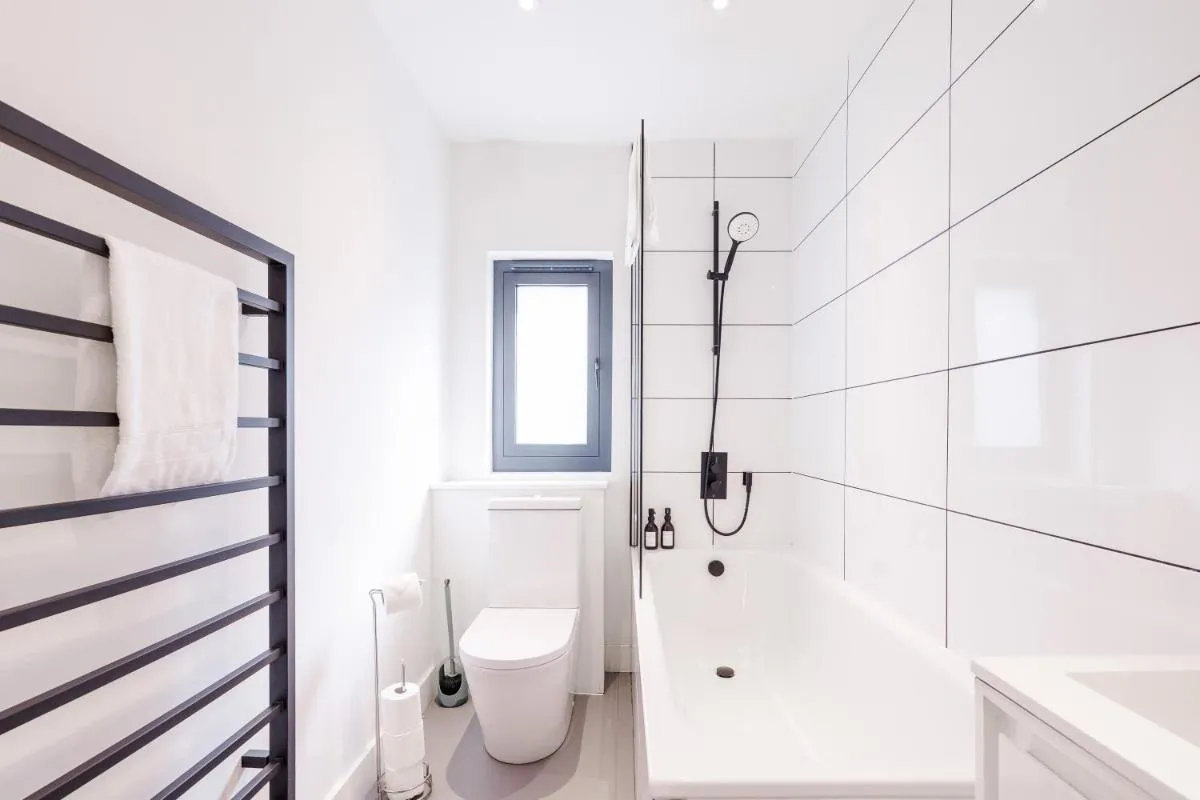 Image 3 of 2 bed flat West Kensington/Fulham