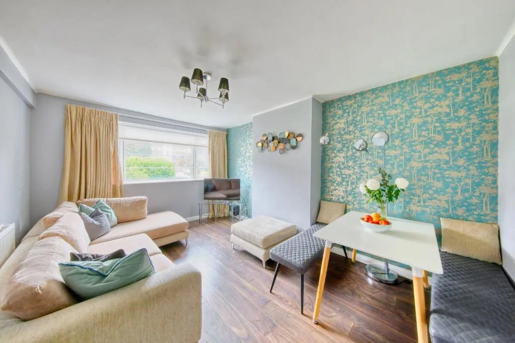 Image 1 of 2 bed flat – SW London with parking