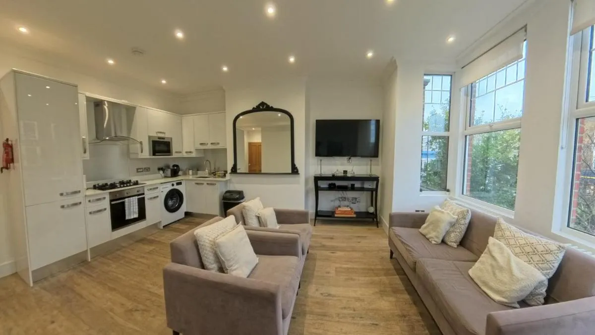 Image 5 of 2 bed flat, sleeps 8, driveway, 5 Mins to Brixton