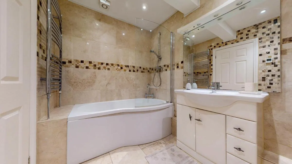 Image 3 of 2 bedroom flat with garden in Notting Hill