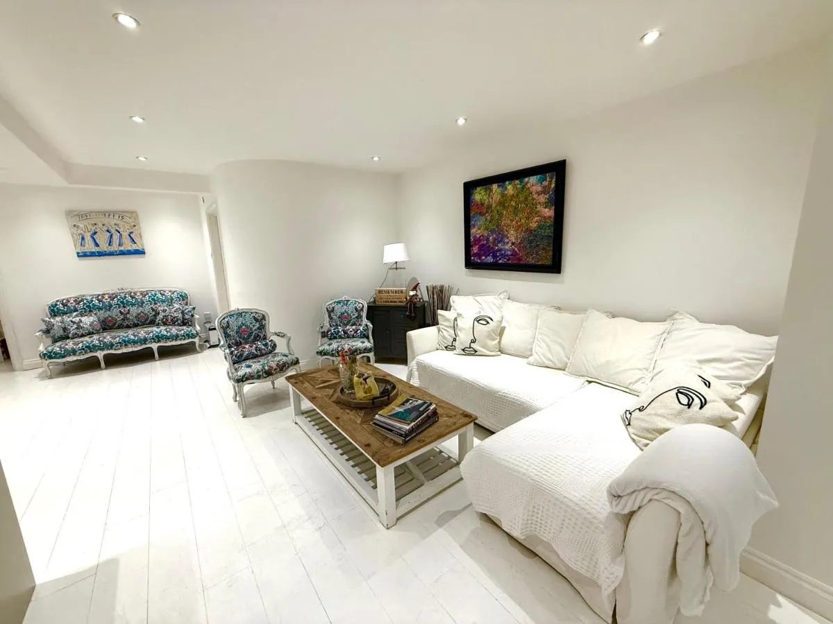 Image 5 of 2 bedroom flat with garden in Notting Hill