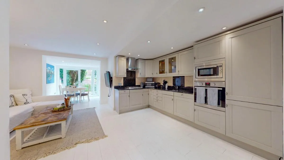 Image 4 of 2 bedroom flat with garden in Notting Hill