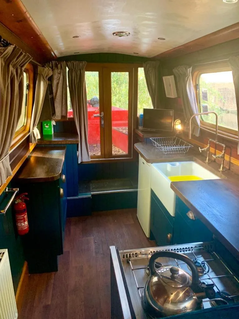 Image 4 of 2 bedroom narrowboat, max 4 guests