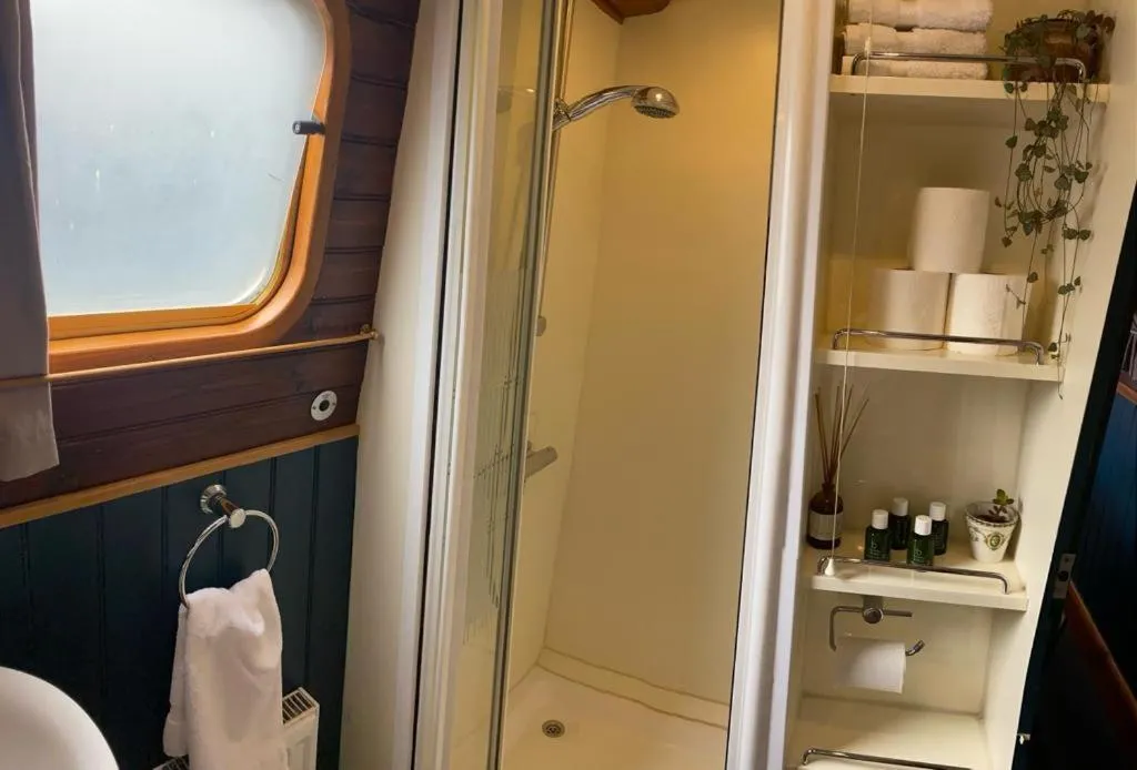 Image 3 of 2 bedroom narrowboat, max 4 guests