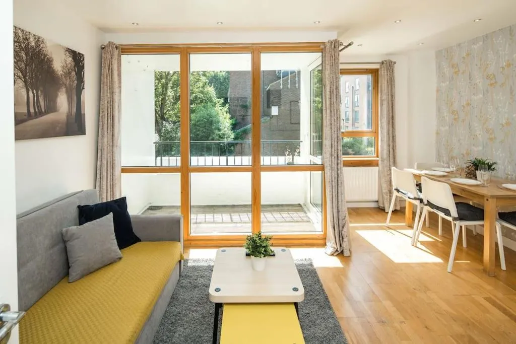 Image 4 of 2bed apt Living room Balcony