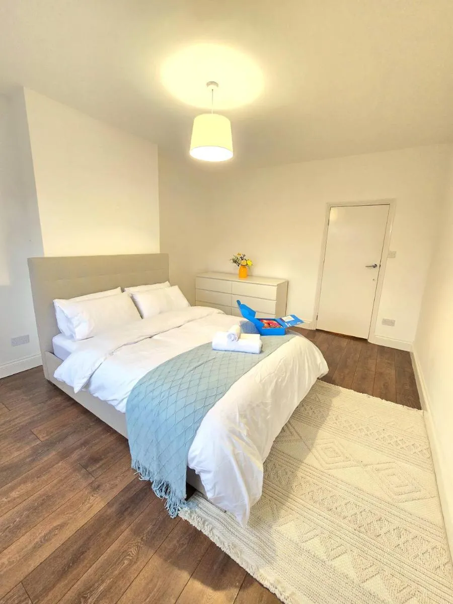 Image 4 of 2bedroom sleeps 5 Raynes Park London 30min to Central London Family Friendly