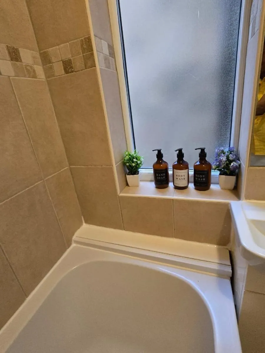 Image 5 of 2bedroom sleeps 5 Raynes Park London 30min to Central London Family Friendly