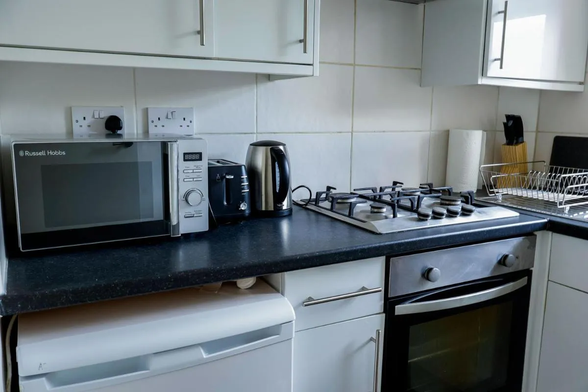 Image 3 of 2bedroom sleeps 5 Raynes Park London 30min to Central London Family Friendly