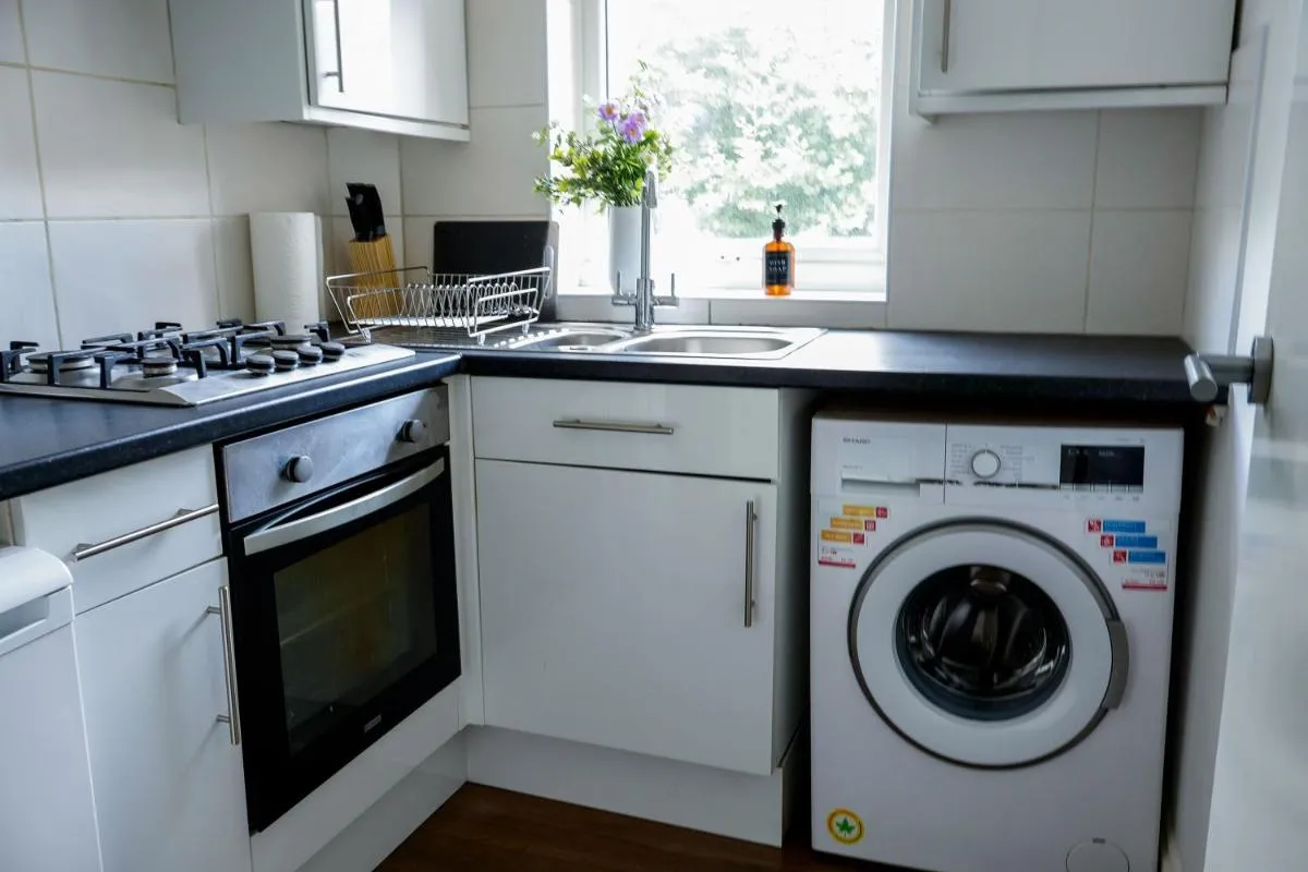 Image 2 of 2bedroom sleeps 5 Raynes Park London 30min to Central London Family Friendly