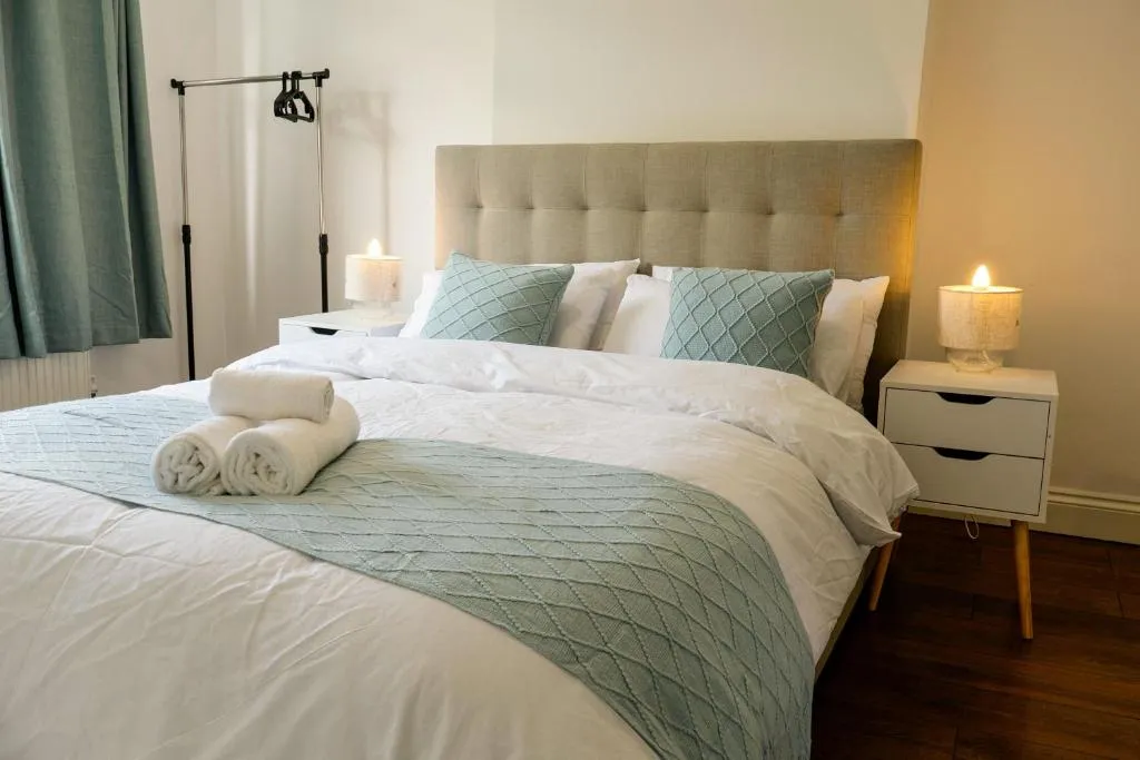2bedroom sleeps 5 Raynes Park London 30min to Central London Family Friendly
