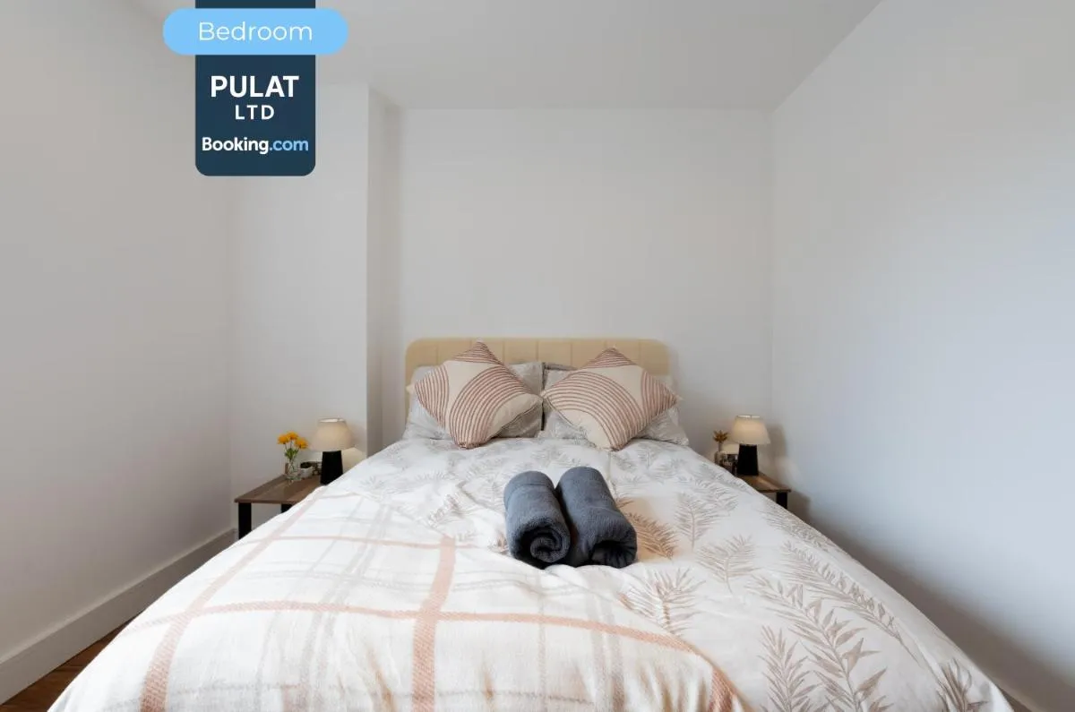 Image 4 of 3BR Flat By Pulat Short Lets & Serviced Accommodation London With Pool Table, SmartTV & AC