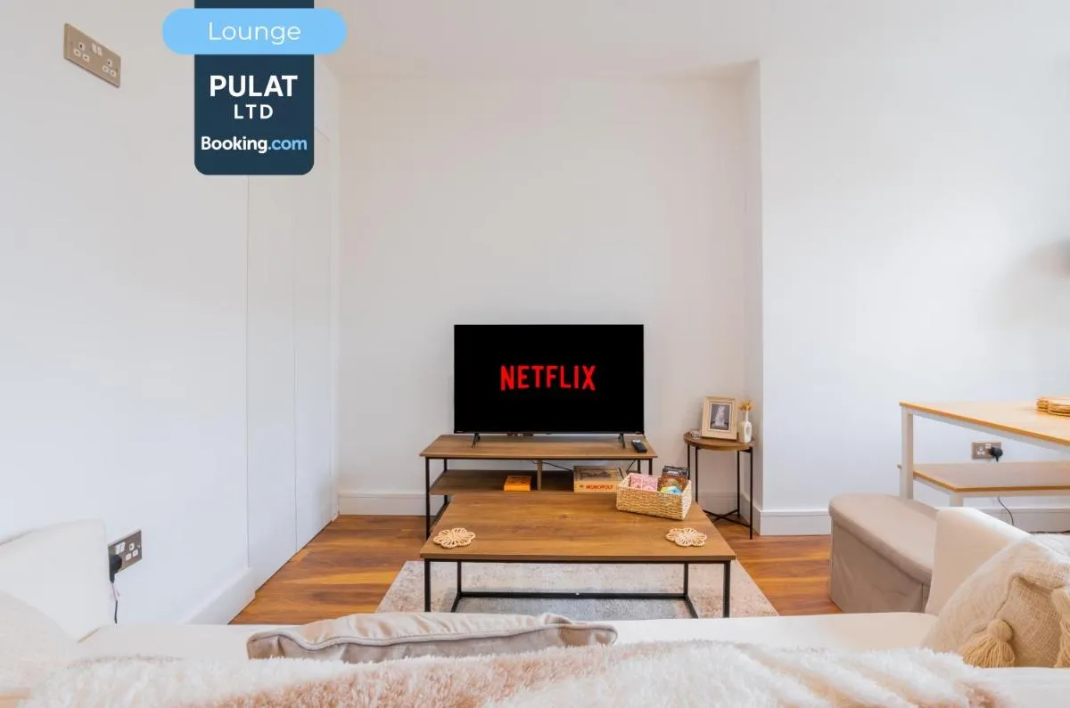 Image 5 of 3BR Flat By Pulat Short Lets & Serviced Accommodation London With Pool Table, SmartTV & AC