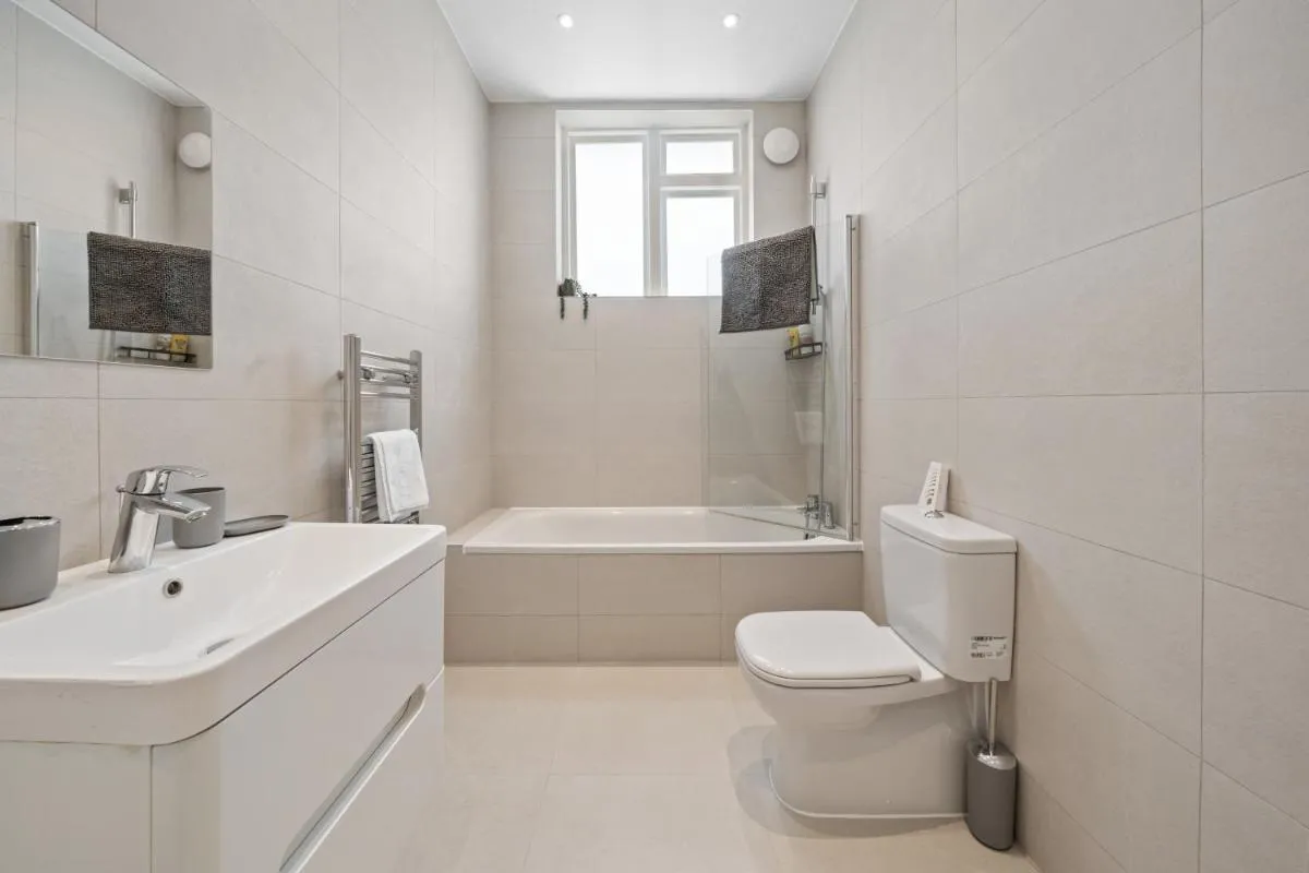 Image 5 of 3BR House in Prime Barnet Location with Driveway