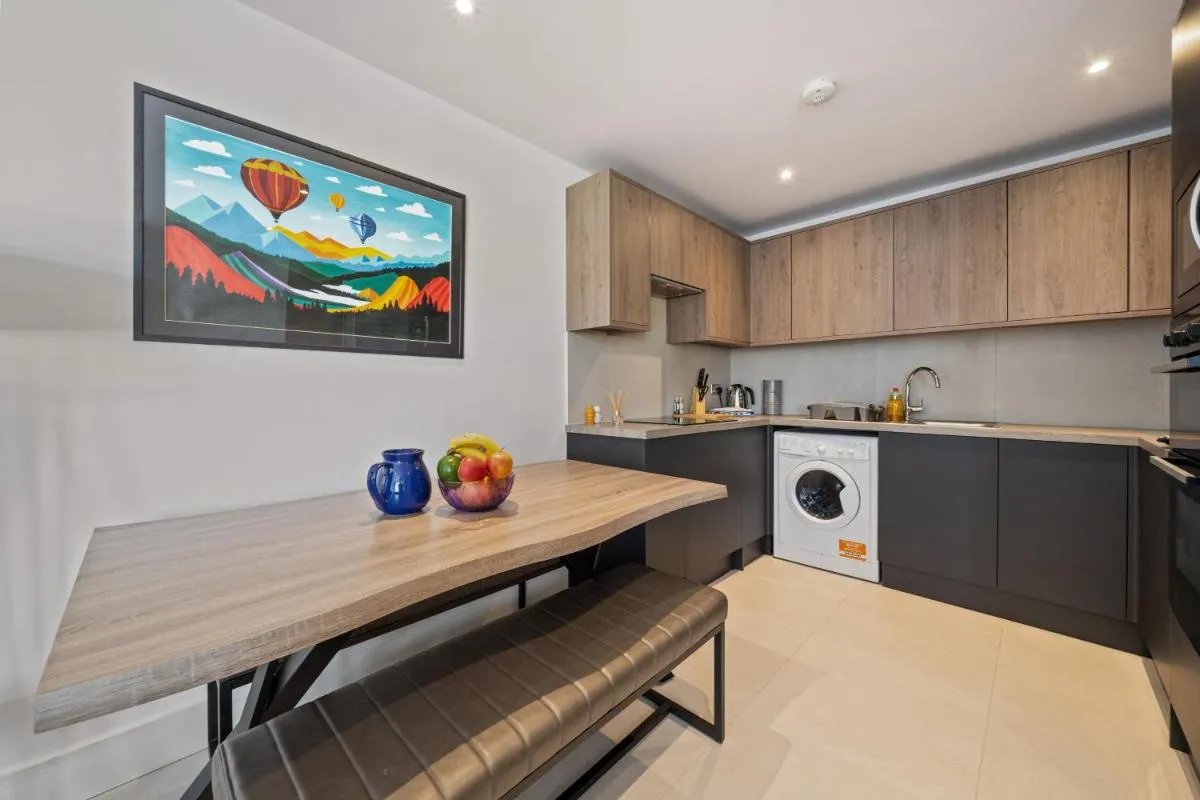 Image 3 of 3BR House in Prime Barnet Location with Driveway