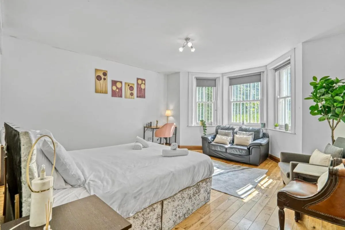 Image 3 of 3BR Retreat in Redcliffe Gardens