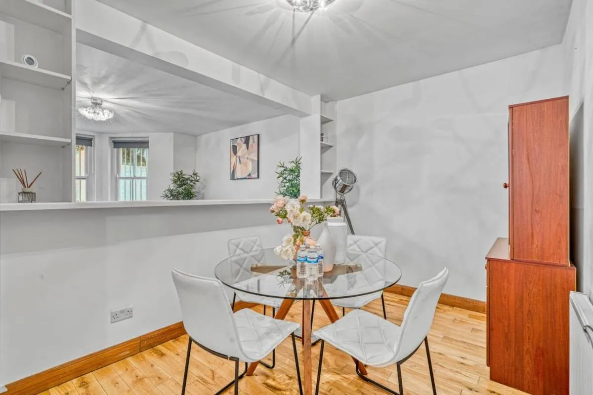 Image 4 of 3BR Retreat in Redcliffe Gardens