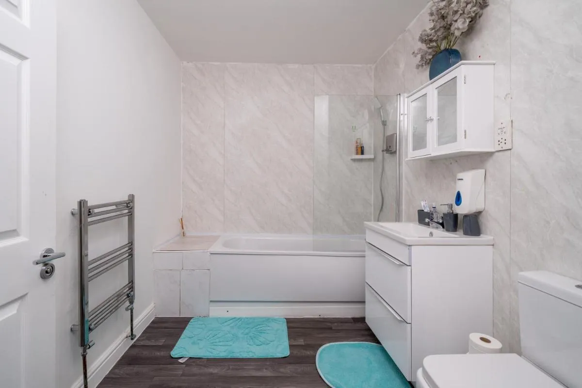 Image 3 of 3Bed by Canning Town Stn Balcony Central Location