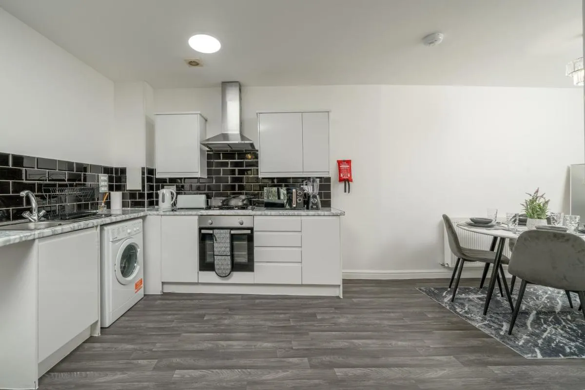 Image 4 of 3Bed by Canning Town Stn Balcony Central Location