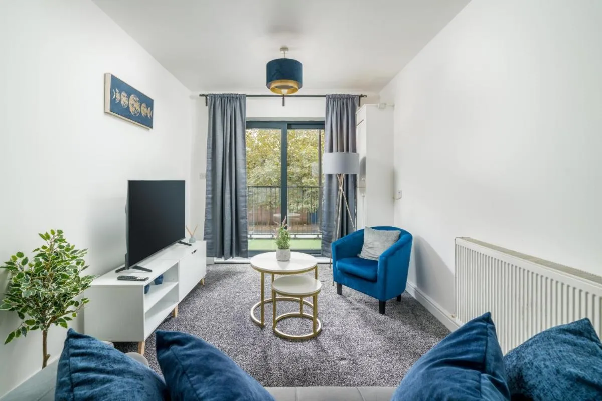 Image 5 of 3Bed by Canning Town Stn Balcony Central Location