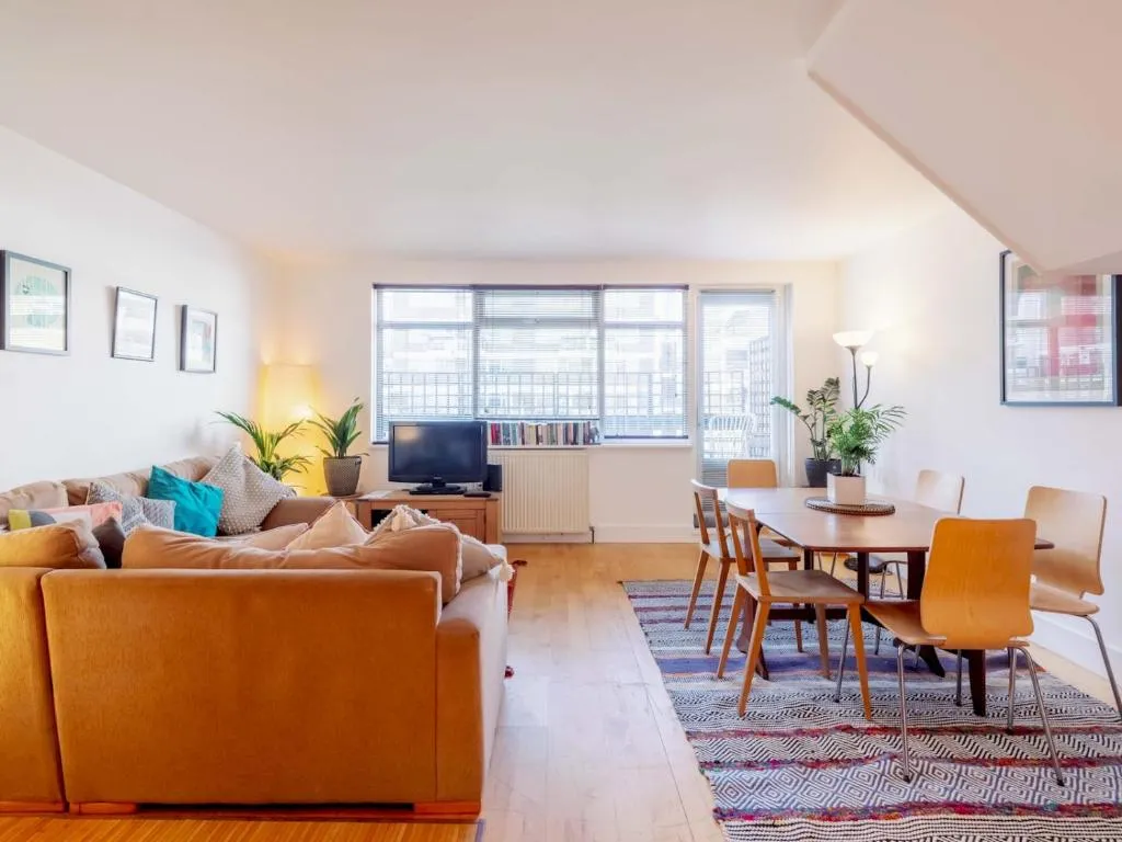 3-Bedroom Duplex w Private Patio in Shoreditch – Pass the Keys
