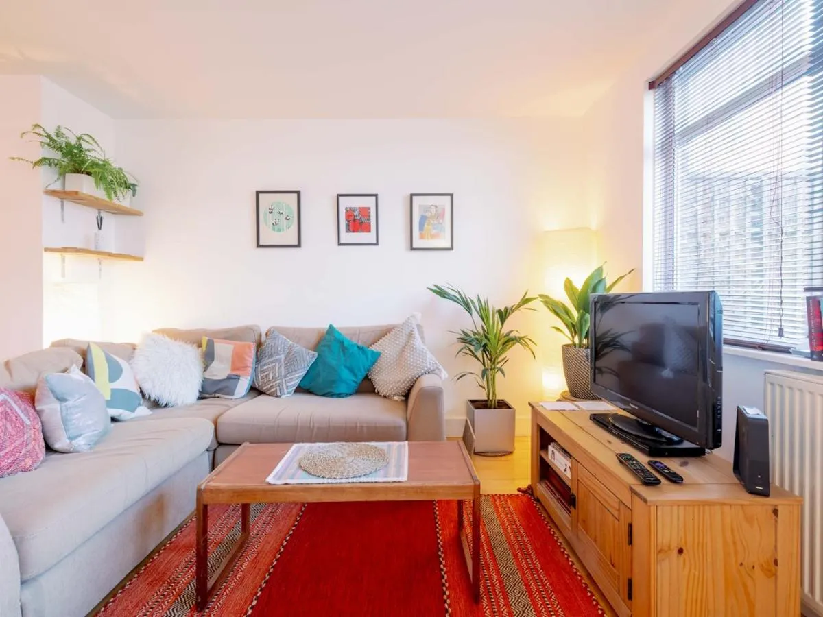 Image 5 of 3-Bedroom Duplex w Private Patio in Shoreditch – Pass the Keys