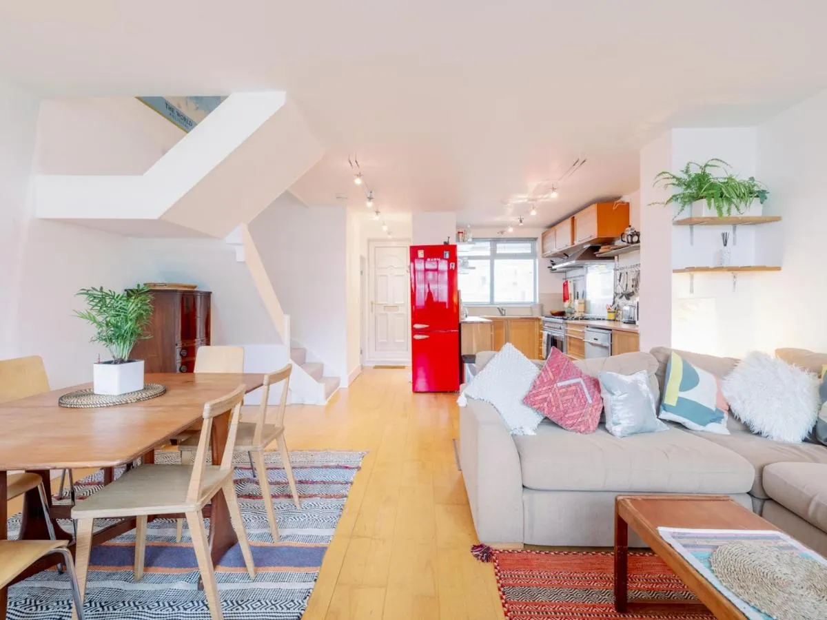 Image 4 of 3-Bedroom Duplex w Private Patio in Shoreditch – Pass the Keys