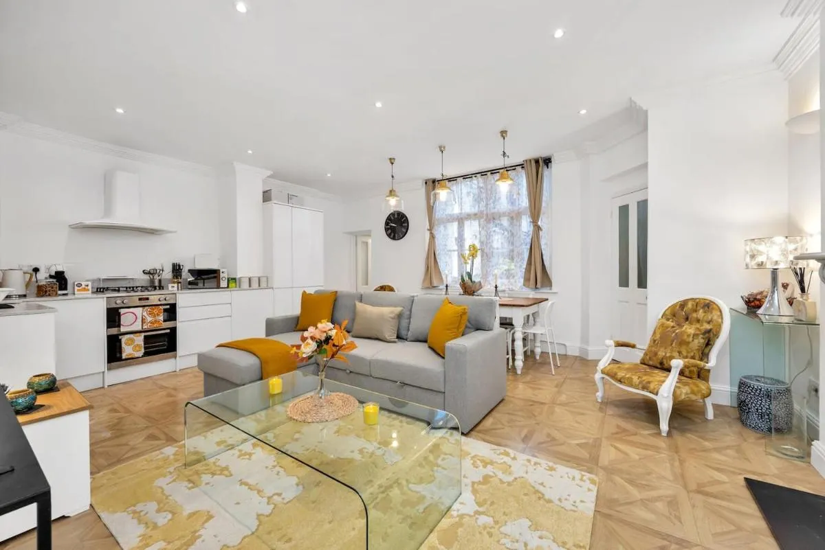 Image 4 of 3 BR 2BA Comfy Stay for 8 by Plotseeker London