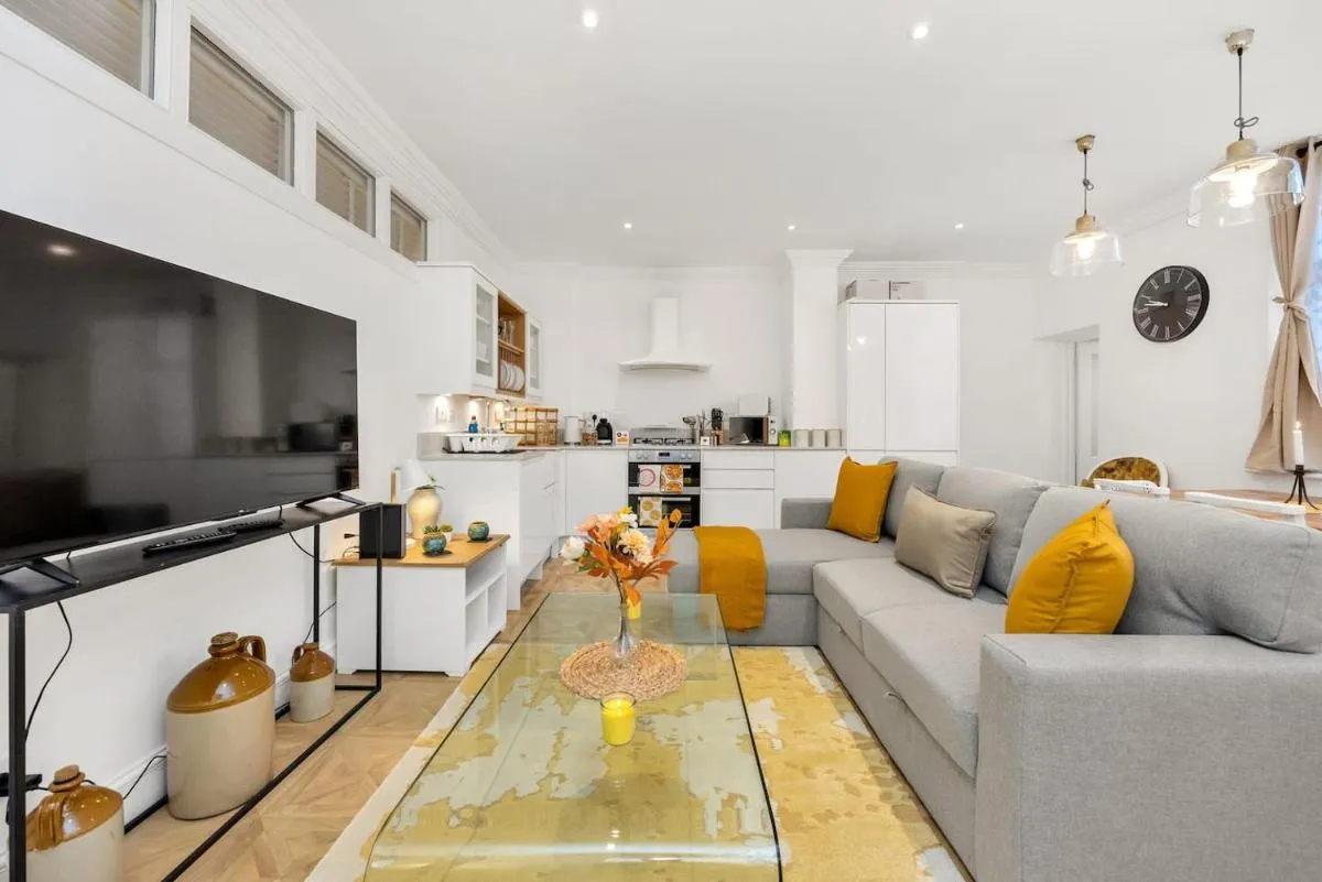 Image 5 of 3 BR 2BA Comfy Stay for 8 by Plotseeker London