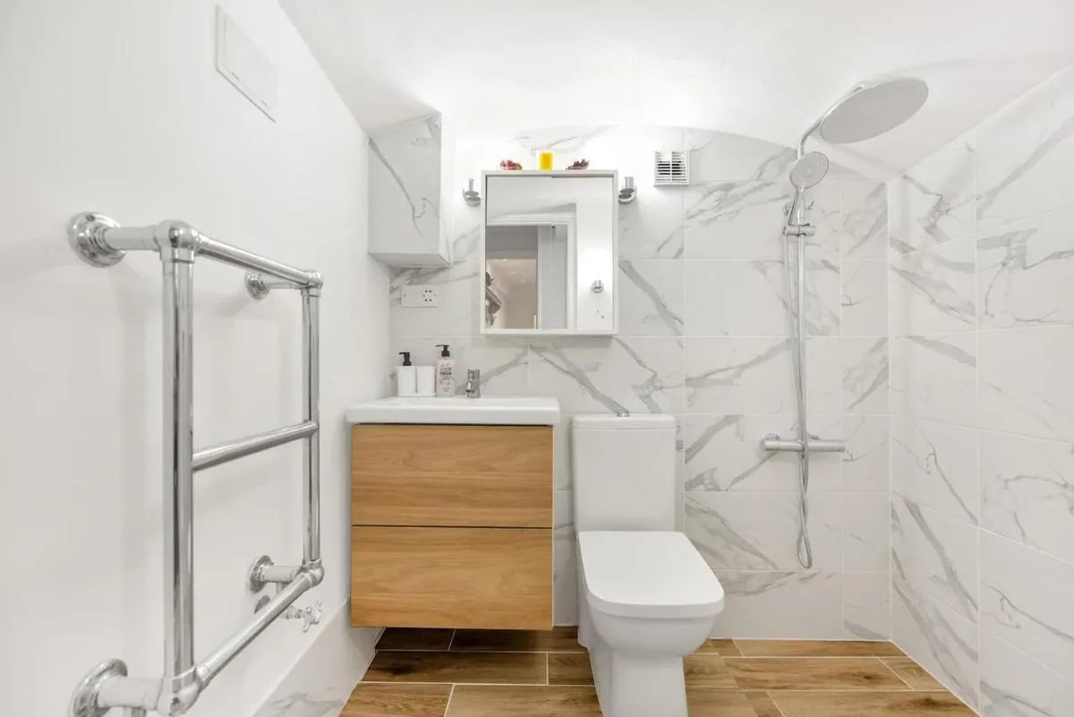 Image 3 of 3 BR 2BA Comfy Stay for 8 by Plotseeker London