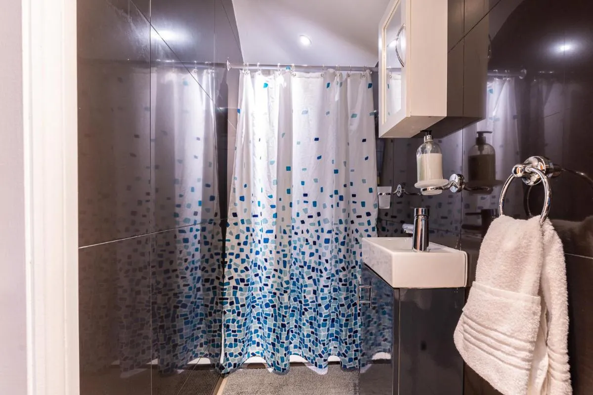 Image 3 of 3 BR 3BA Kensington Stay by Plotseeker Sleeps 8