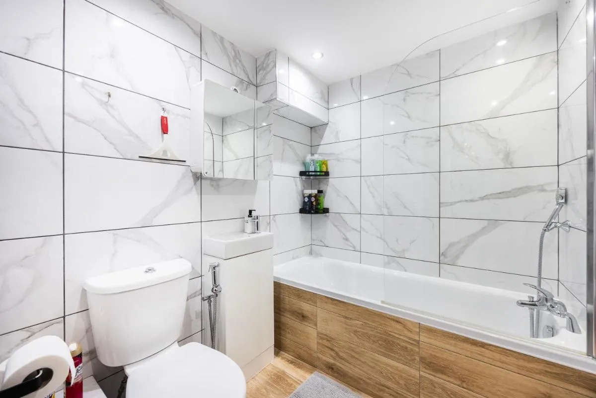 Image 3 of 3 BR Apt At Plotseeker Short Term Rental London