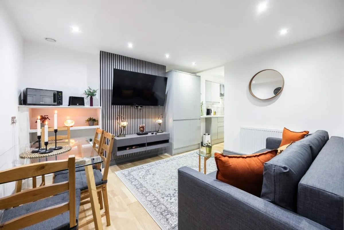 Image 5 of 3 BR Apt At Plotseeker Short Term Rental London