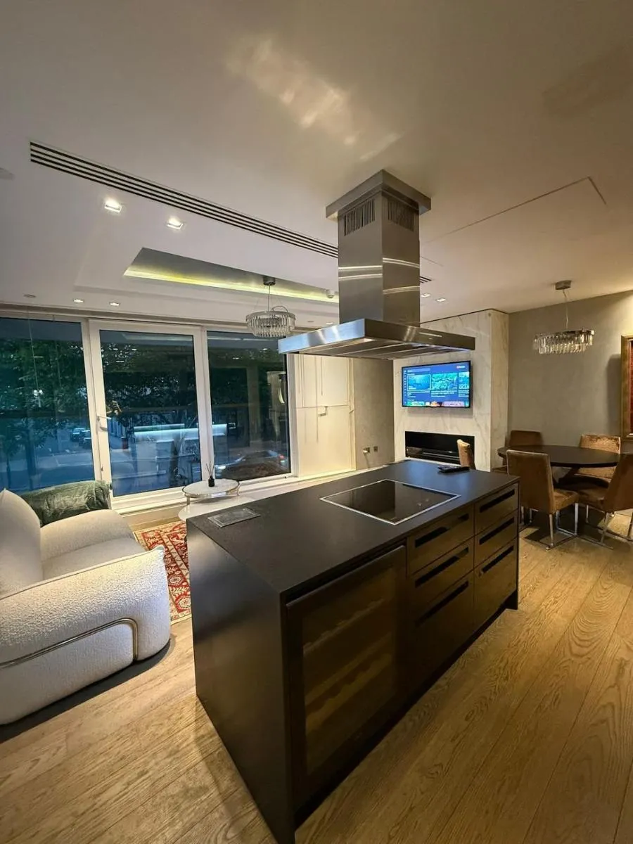 Image 5 of 3 Bed 2 Bath Luxury Apartment in Kensington