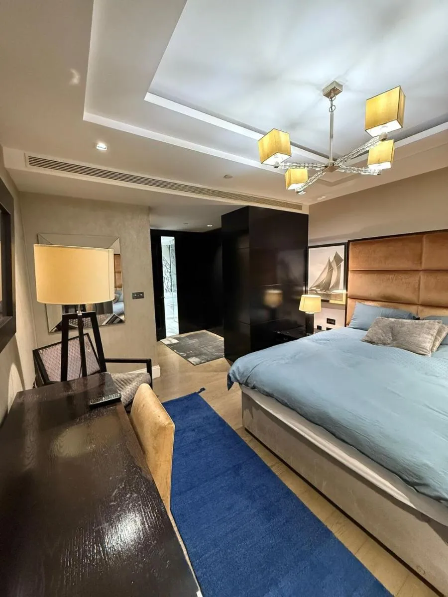 Image 3 of 3 Bed 2 Bath Luxury Apartment in Kensington